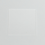 Das Bild zeigt eine klare, rechteckige Folie, die in einen weißen Hintergrund eingelassen ist. Diese Folie könnte Teil eines Setups für Experimente im Bildungsbereich sein, um verschiedene Materialien oder Reaktionen zu beobachten.