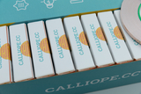 Das Bild zeigt eine Produktverpackung mit mehreren kleinen Kästchen, die das Logo "CALLIOPE.CC" tragen, sowie ein Stück Klebeband. Diese Artikel sind für den Bildungsbereich konzipiert und kommen vermutlich in Experimenten oder Lernprojekten zum Einsatz.