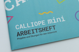 Das Bild zeigt das Arbeitsheft "Calliope mini", das Projekte und Übungen für den Unterricht umfasst. Es ist farbenfroh gestaltet und richtet sich an Lehrkräfte im deutschen Bildungswesen.