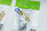 Das Bild zeigt ein Ultraschallsensor-Modul, das sich in einer transparenten Verpackung befindet. Es ist Teil des Grove-Systems und dient der berührungslosen Abstandsmessung, ideal für Experimente im Bildungsbereich.