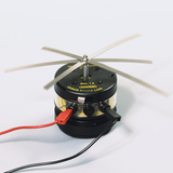 Das Bild zeigt ein Experimentiergerät mit mehreren Metallblättern, die sich drehen. Es ist mit roten und schwarzen Kabeln verbunden und dient zur Demonstration von physikalischen Prinzipien im Bildungswesen.