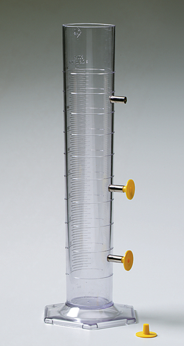 Das Bild zeigt einen transparenten Messzylinder mit Skalenmarkierungen zur genauen Volumenmessung. Er verfügt über zwei Anschlüsse mit gelben Stopfen, die für verschiedene Experimente genutzt werden können.