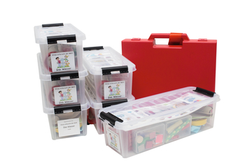 Das Bild zeigt mehrere transparente Aufbewahrungsboxen, die mit verschiedenen Materialien zum Thema "Wasser" gefüllt sind. Zusätzlich gibt es einen roten Koffer, der ebenfalls Experimentiermaterialien enthält, um Schülern das Thema anschaulich näherzubringen.