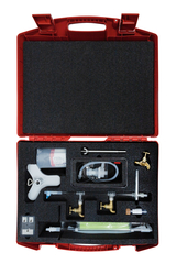 Das Bild zeigt einen roten Transportkoffer, der mit verschiedenen Experimentiergeräten für den Unterricht gefüllt ist. Die Ausstattung umfasst unter anderem Röhrchen, Ventile und eine Spritze, die für praktische wissenschaftliche Experimente verwendet werden können.