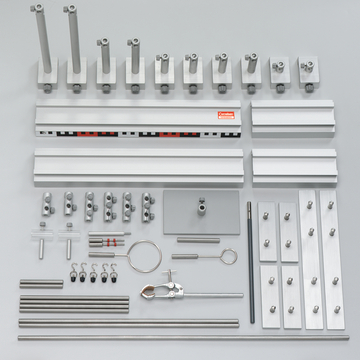 Das Bild zeigt eine Vielzahl von Experimentierkomponenten für das Bildungswesen, darunter Stangen, Halterungen und Metallplatten. Alle Teile sind sauber angeordnet und bestehen aus verschiedenen Materialien, die sich für physikalische Experimente eignen.