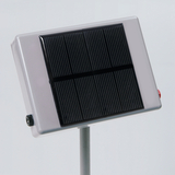 Das Bild zeigt ein Solarpanel, das auf einem Standfuß montiert ist. Es ist hauptsächlich in Silber und Schwarz gehalten und dient zur Umwandlung von Sonnenlicht in elektrische Energie, ideal für Experimente im Bildungsbereich.