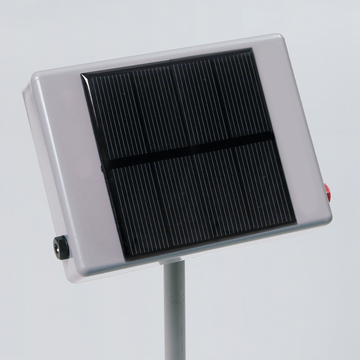 Das Bild zeigt ein Solarpanel, das auf einem Standfuß montiert ist. Es ist hauptsächlich in Silber und Schwarz gehalten und dient zur Umwandlung von Sonnenlicht in elektrische Energie, ideal für Experimente im Bildungsbereich.