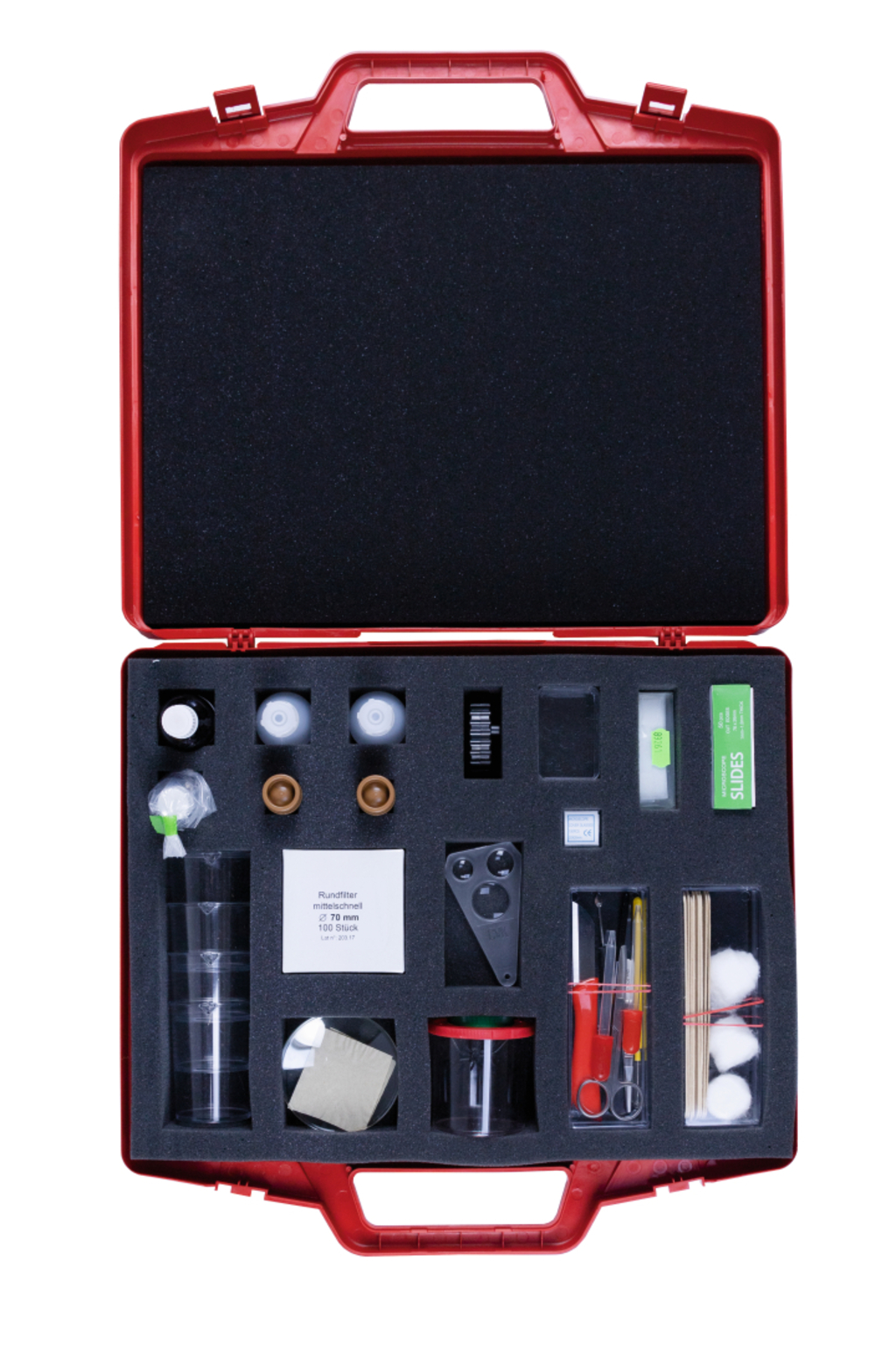 Das Bild zeigt einen roten Koffer, der mit verschiedenen Experimentiermaterialien ausgestattet ist, darunter Reagenzgläser, Pipetten, Utensilien zur Probenentnahme und weitere Zubehörteile für wissenschaftliche Experimente. Die Materialien sind ordentlich in einem Schaumstoffpolster angeordnet, um sie sicher zu transportieren.