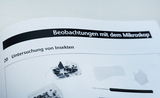 Das Bild zeigt eine Seite aus einem Bildungsbuch mit dem Titel „Beobachtungen mit dem Mikroskop“. Der Abschnitt behandelt die Untersuchung von Insekten und listet verschiedene Materialien und Geräte auf, die für diese Experimente verwendet werden können.