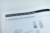 Das Bild zeigt eine Seite aus einem Lehrbuch mit dem Titel "Beobachtungen mit dem Mikroskop", die sich mit der Untersuchung von Teich- oder Bachwasser beschäftigt. Abgebildet sind verschiedene Materialien und Utensilien, die für diese mikroskopischen Beobachtungen verwendet werden können.