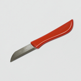 Das Bild zeigt ein kleines, rotes Messer mit einer gebogenen Klinge aus Metall. Es eignet sich für verschiedene Experimentieranwendungen im Bildungsbereich und bietet eine sichere Handhabung durch den ergonomischen Griff.