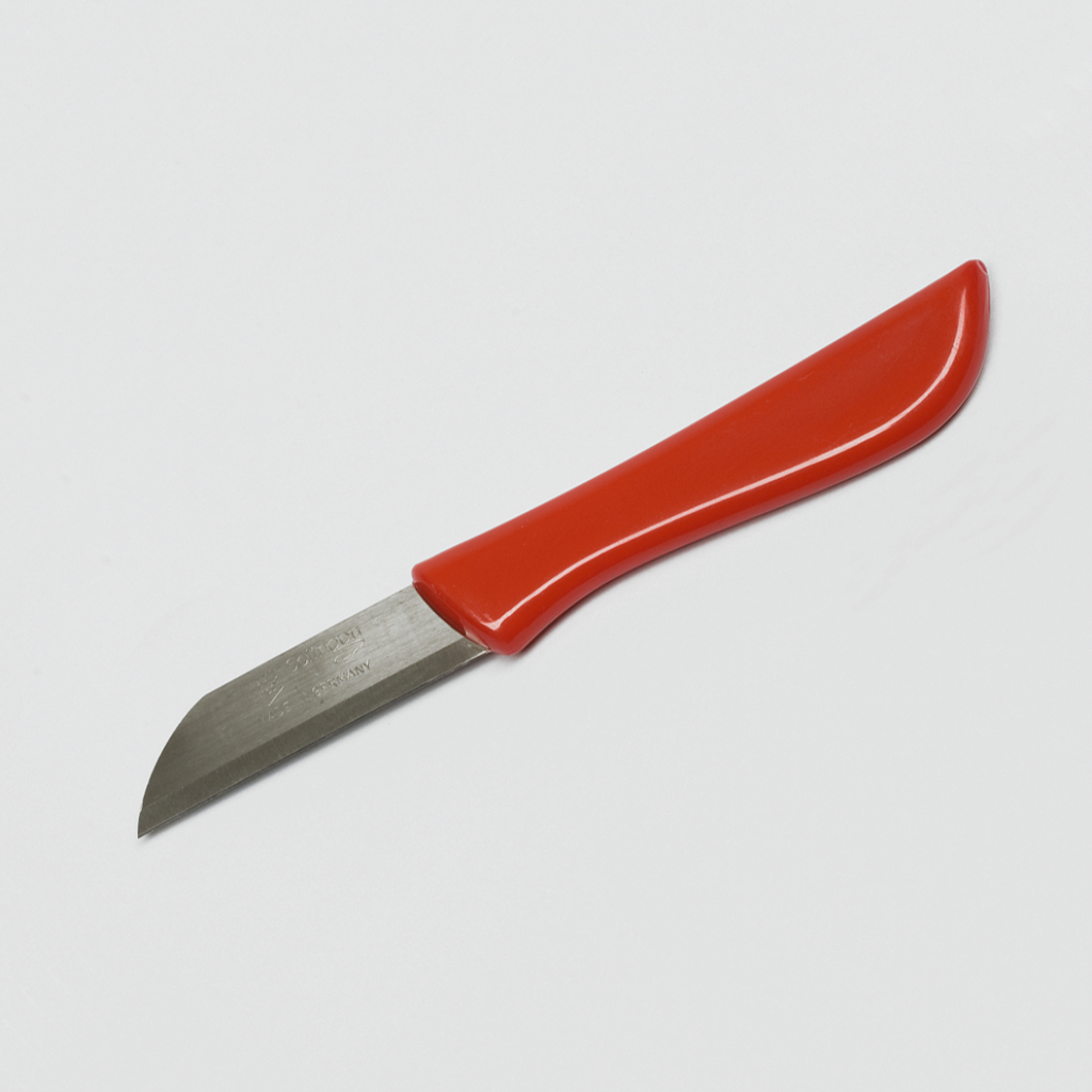 Das Bild zeigt ein kleines, rotes Messer mit einer gebogenen Klinge aus Metall. Es eignet sich für verschiedene Experimentieranwendungen im Bildungsbereich und bietet eine sichere Handhabung durch den ergonomischen Griff.