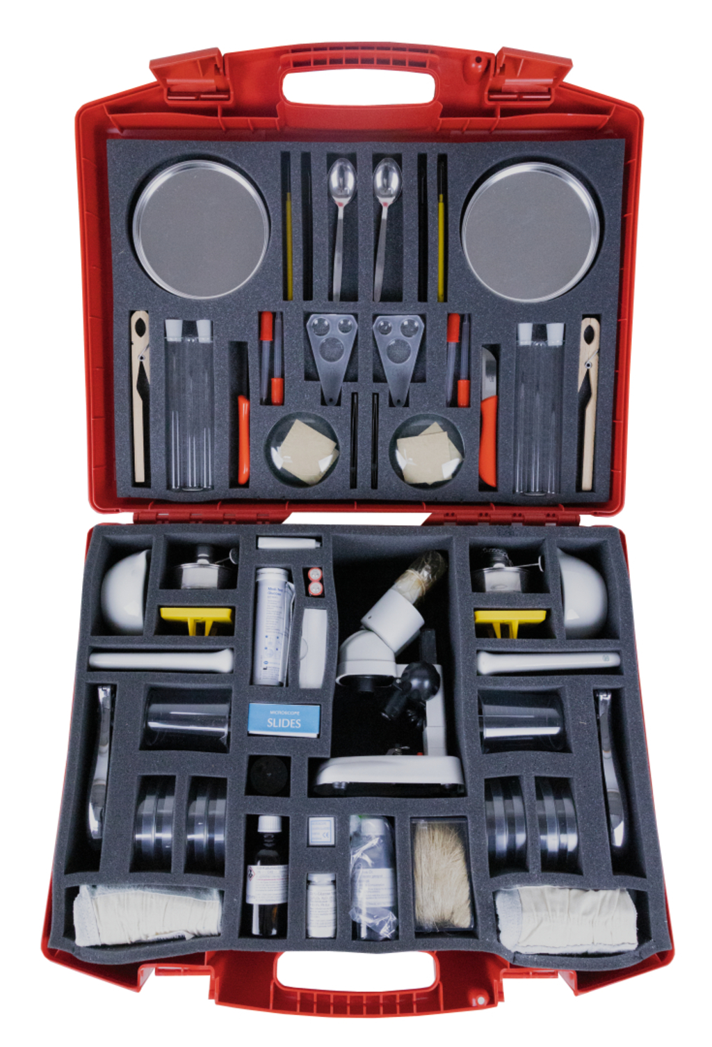 Das Bild zeigt eine rote Werkzeugkiste, die mit verschiedenen Experimentiermaterialien und -geräten ausgestattet ist. Sie enthält unter anderem Gläser, Mikroskopzubehör, Pipetten und andere Schulsachen für naturwissenschaftliche Experimente.