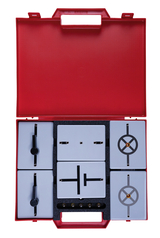 Das Bild zeigt ein rotes Kunststoffgehäuse, das verschiedene Maßnahmelemente für Experimente enthält. Die Elemente haben unterschiedliche grafische Darstellungen und sind darauf ausgelegt, in der schulischen Experimentierumgebung verwendet zu werden.