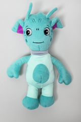 Das Bild zeigt ein niedliches, plüschiges Wesen mit einem türkisfarbenen Körper und großen, ausdrucksvollen Augen. Es hat einen lächelnden Gesichtsausdruck und auffällige Ohren, die ihm ein freundliches und einladendes Aussehen verleihen.