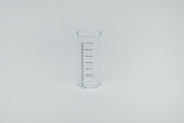 Das Bild zeigt einen transparenten Messzylinder aus Kunststoff mit einer Höhe von 70 mm. An der Außenseite sind präzise Messmarkierungen angebracht, die eine genaue Volumenmessung von Flüssigkeiten ermöglichen.