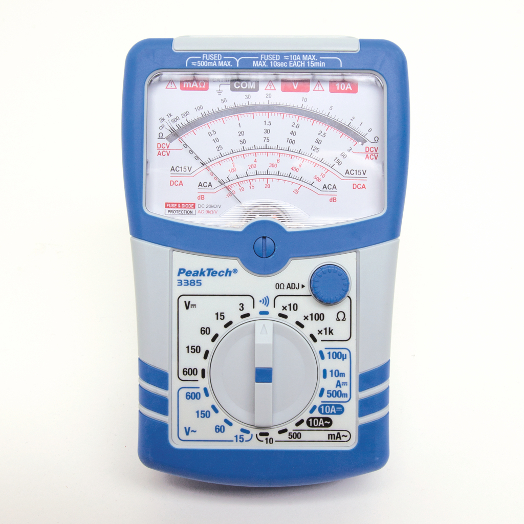 Das Bild zeigt ein analoges Multimeter des Typs PeakTech 3385, das zur Messung von Wechsel- und Gleichspannungen sowie Widerständen verwendet wird. Es verfügt über eine Skala mit verschiedenen Messbereichen und Einstellmöglichkeiten für präzises Messen.