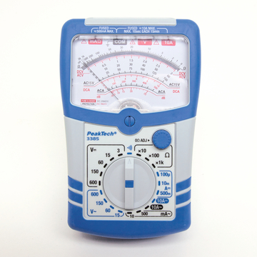 Das Bild zeigt ein analoges Multimeter des Typs PeakTech 3385, das zur Messung von Wechsel- und Gleichspannungen sowie Widerständen verwendet wird. Es verfügt über eine Skala mit verschiedenen Messbereichen und Einstellmöglichkeiten für präzises Messen.