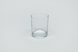 Das Bild zeigt ein transparentes Glas, das in einem neutralen Umfeld fotografiert wurde. Es handelt sich um ein einfaches, zylindrisches Gefäß, das für Experimente im Bildungsbereich verwendet werden kann.