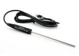 Das Bild zeigt eine Vernier-Temperatursonde, die aus einem langen Metallstift und einem angeschlossenen Kabel besteht. Diese Sonde ist für die Messung von Temperaturen in experimentellen Anwendungen im Bildungsbereich konzipiert.