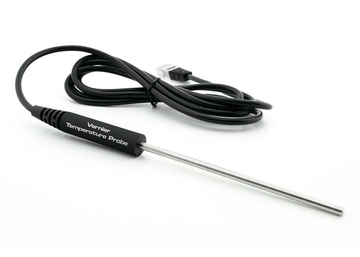Das Bild zeigt eine Vernier-Temperatursonde, die aus einem langen Metallstift und einem angeschlossenen Kabel besteht. Diese Sonde ist für die Messung von Temperaturen in experimentellen Anwendungen im Bildungsbereich konzipiert.