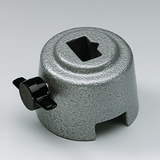 Das Bild zeigt einen stabilen Edelstahl-Brenner aus metallischem Material mit einer rauen Oberfläche, der eine Öffnung an der Oberseite besitzt. An der Seite befindet sich ein schwarzer Griff, der wahrscheinlich zur Regulierung der Flamme dient.