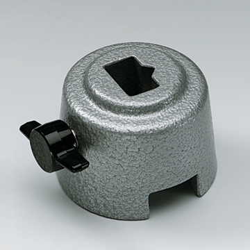 Das Bild zeigt einen stabilen Edelstahl-Brenner aus metallischem Material mit einer rauen Oberfläche, der eine Öffnung an der Oberseite besitzt. An der Seite befindet sich ein schwarzer Griff, der wahrscheinlich zur Regulierung der Flamme dient.