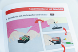 Das Bild zeigt eine Anleitung zum Experimentieren mit Elektrizität, konkret zum Aufbau eines Stromkreises mit Verbraucher und Schalter. Es sind grafische Darstellungen zu sehen, die verschiedene Arbeitsschritte zur Montage und Verbindung von Batterien und Kabeln veranschaulichen.