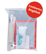 Das Bild zeigt ein Set mit Experimentiermaterialien, das in einem transparenten Beutel verpackt ist. Die Inhalte umfassen unter anderem ein Nudelholz, ein Becher mit einem süßen Charakter und weitere Hilfsmittel für Bildungsaktivitäten.
