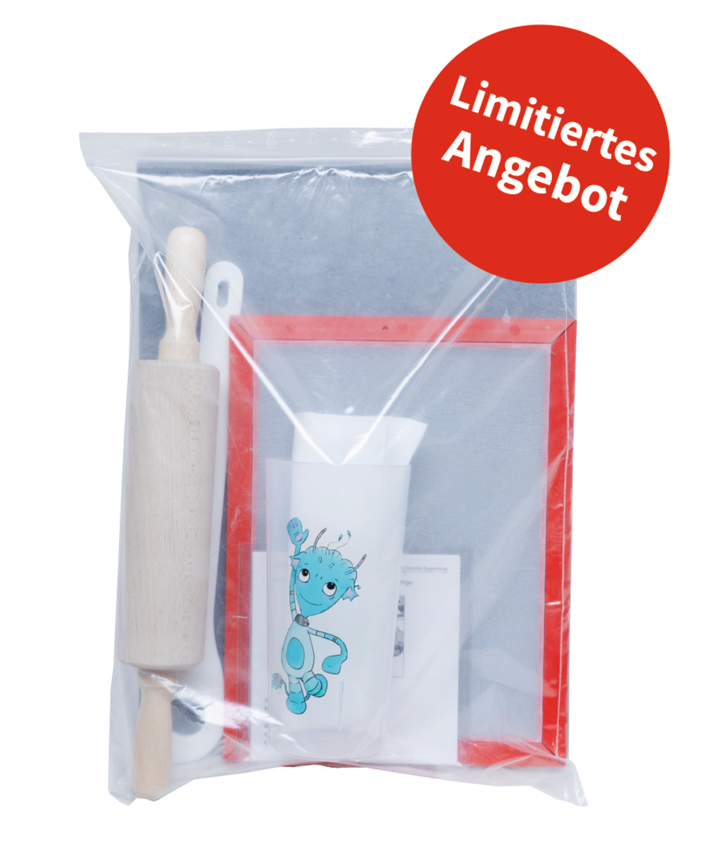 Das Bild zeigt ein Set mit Experimentiermaterialien, das in einem transparenten Beutel verpackt ist. Die Inhalte umfassen unter anderem ein Nudelholz, ein Becher mit einem süßen Charakter und weitere Hilfsmittel für Bildungsaktivitäten.