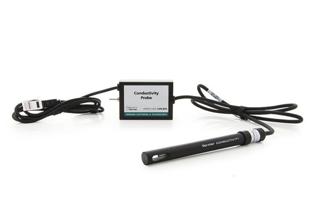 Das Bild zeigt eine Leitfähigkeitsprobe von Vernier, die aus einem Messgerät mit einem dazugehörigen Sensor besteht. Die Probe ist für die Durchführung von Experimenten im Bildungsbereich gedacht und misst die elektrische Leitfähigkeit von Flüssigkeiten.
