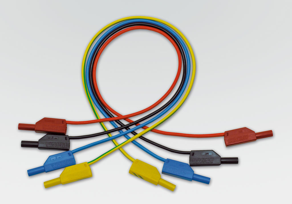 Das Bild zeigt eine Zusammenstellung von farbigen Kabeln mit verschiedenen Anschlussklemmen, die häufig in Experimenten verwendet werden. Diese Kabel sind in den Farben Rot, Blau, Gelb, Schwarz und Grün gehalten und dienen zur Verbindung von elektrischen Geräten.