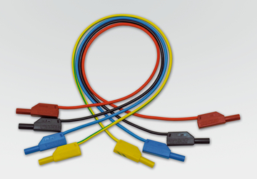 Das Bild zeigt eine Zusammenstellung von farbigen Kabeln mit verschiedenen Anschlussklemmen, die häufig in Experimenten verwendet werden. Diese Kabel sind in den Farben Rot, Blau, Gelb, Schwarz und Grün gehalten und dienen zur Verbindung von elektrischen Geräten.