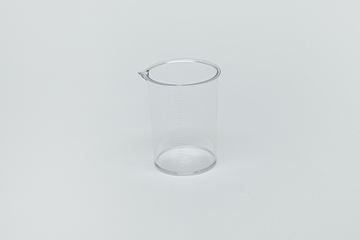 Das Bild zeigt einen klaren, transparenten Messbecher aus Kunststoff, der eine graduierte Skala zur genauen Abmessung von Flüssigkeiten aufweist. Er besitzt eine Ausgießöffnung, die ein präzises Ausgießen erleichtert und ist für den Einsatz in Bildungs- und Experimentierumgebungen geeignet.