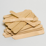Das Bild zeigt einen Haufen von Holzstäbchen, die üblicherweise für verschiedene Experimentierprojekte im Bildungsbereich verwendet werden. Diese Stäbchen eignen sich gut für kreative Bastelarbeiten oder als Material für naturwissenschaftliche Experimente.