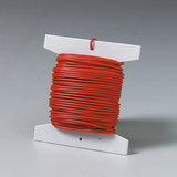 Das Bild zeigt eine Rolle mit roten Drähten, die ordentlich auf einer weißen Spule aufgewickelt ist. Dieses Experimentiermaterial wird häufig im Bildungsbereich verwendet, um elektrische Schaltungen oder ähnliche Projekte zu realisieren.