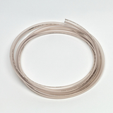 Das Bild zeigt ein Stück transparentes Schlauchmaterial, das in verschiedenen Experimenten verwendet werden kann. Der Schlauch ist flexibel und wird häufig im Bildungsbereich eingesetzt, um Flüssigkeiten zu transportieren oder als Verbindungselement in Apparaturen zu dienen.