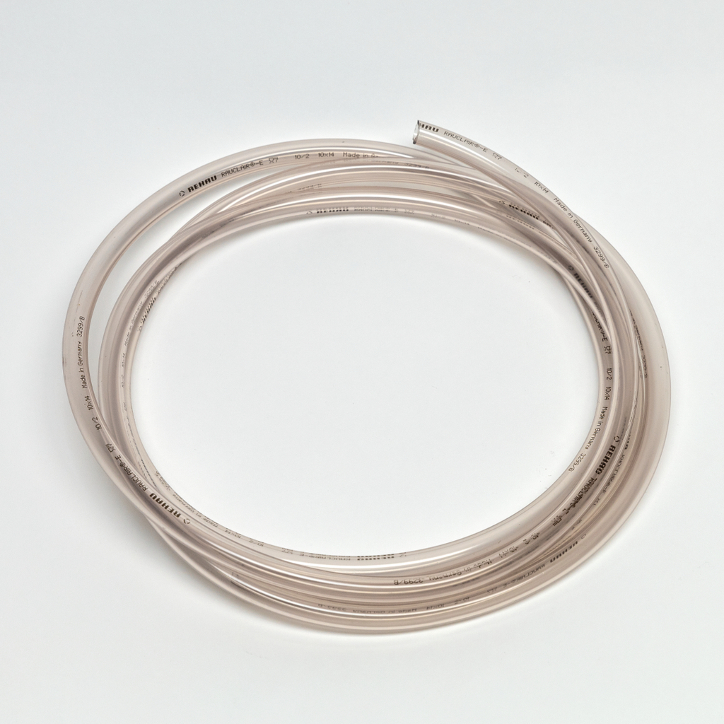 Das Bild zeigt ein Stück transparentes Schlauchmaterial, das in verschiedenen Experimenten verwendet werden kann. Der Schlauch ist flexibel und wird häufig im Bildungsbereich eingesetzt, um Flüssigkeiten zu transportieren oder als Verbindungselement in Apparaturen zu dienen.