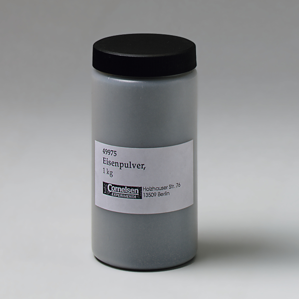 Das Bild zeigt einen Behälter mit Eisenpulver, der ein Kilogramm des Produkts enthält. Der Behälter trägt ein Etikett mit dem Namen "Eisenpulver" und Angaben zum Anbieter, der in Berlin ansässig ist.
