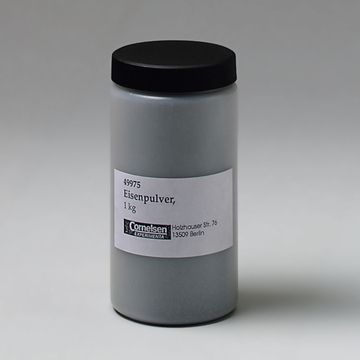 Das Bild zeigt einen Behälter mit Eisenpulver, der ein Kilogramm des Produkts enthält. Der Behälter trägt ein Etikett mit dem Namen "Eisenpulver" und Angaben zum Anbieter, der in Berlin ansässig ist.