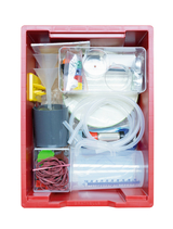 Das Bild zeigt eine rote Aufbewahrungsbox, gefüllt mit verschiedenen Experimentiermaterialien wie Messbechern, Trichtern, Schläuchen und farbigen Stücken. Diese Materialien sind ideal für Schulexperimente im naturwissenschaftlichen Unterricht.