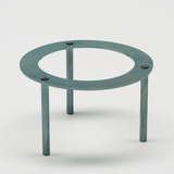 Das Bild zeigt einen stabilen Metallständer mit drei Beinen und einer runden, offenen Fläche in der Mitte. Er dient wahrscheinlich zur Unterstützung von Glaswaren oder anderen Experimentierutensilien in einem Labor oder Klassenzimmer.