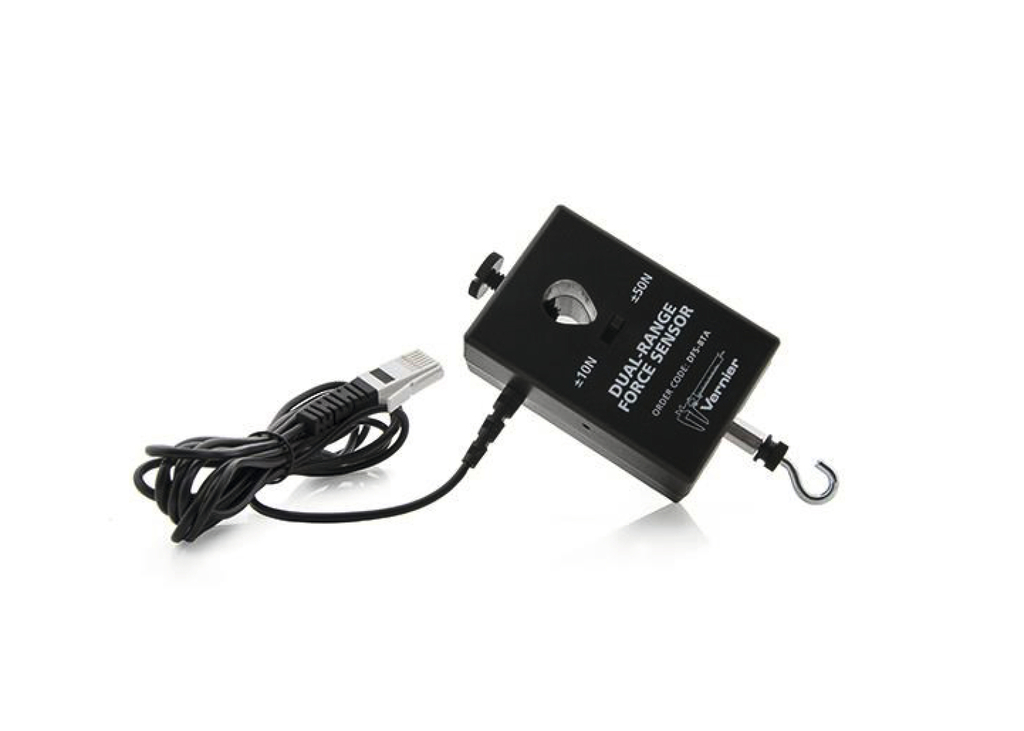 Das Bild zeigt einen dualen Kraftsensor, der für Experimente im Bildungswesen verwendet wird. Er verfügt über eine Messbereichsanzeige von ±10 N und ±50 N sowie einen Anschluss, um ihn an ein Messgerät anzuschließen.
