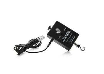 Das Bild zeigt einen dualen Kraftsensor, der für Experimente im Bildungswesen verwendet wird. Er verfügt über eine Messbereichsanzeige von ±10 N und ±50 N sowie einen Anschluss, um ihn an ein Messgerät anzuschließen.