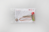 Das Bild zeigt ein Paket mit Experimentiermaterialien, das unter anderem eine Batterie, einen Neodym-Magneten, Kupferdraht und Sicherheitshinweise enthält. Diese Materialien sind für Bildungszwecke konzipiert und sollen den Schüler*innen praktische Experimente ermöglichen.