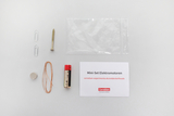 Das Bild zeigt ein Mini-Set für Elektromotoren, das verschiedene Komponenten enthält, darunter Batterien, Draht, eine Schraube und Büroklammern. Neben den Materialien ist eine Anleitung oder ein Informationsblatt abgebildet, das die Verwendung des Sets beschreibt.