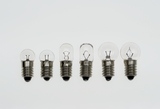 Das Bild zeigt eine Reihe von Glühbirnen unterschiedlicher Größe, die alle eine ähnliche Bauform aufweisen. Diese kleinen Lampen sind für den Einsatz in experimentellen Lernprojekten im Bildungswesen gedacht.