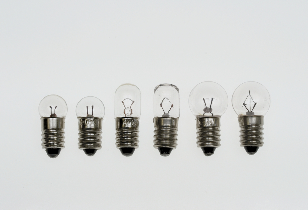 Das Bild zeigt eine Reihe von Glühbirnen unterschiedlicher Größe, die alle eine ähnliche Bauform aufweisen. Diese kleinen Lampen sind für den Einsatz in experimentellen Lernprojekten im Bildungswesen gedacht.