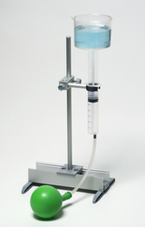 Das Bild zeigt ein Experimentiergerät, das aus einem höhenverstellbaren Ständer, einer Messskala und einem Behälter mit blauem Wasser besteht. An einer Seite befindet sich eine grüne Kugel, die wahrscheinlich für die Unterstützung eines wissenschaftlichen Experiments gedacht ist.