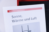 Das Bild zeigt ein Blatt aus einem Experimentierhandbuch mit dem Titel "Sonne, Wärme und Luft". Es stammt aus dem Cornelsen Experimenta, einem Online-Shop für Bildungsbedarf in Deutschland.